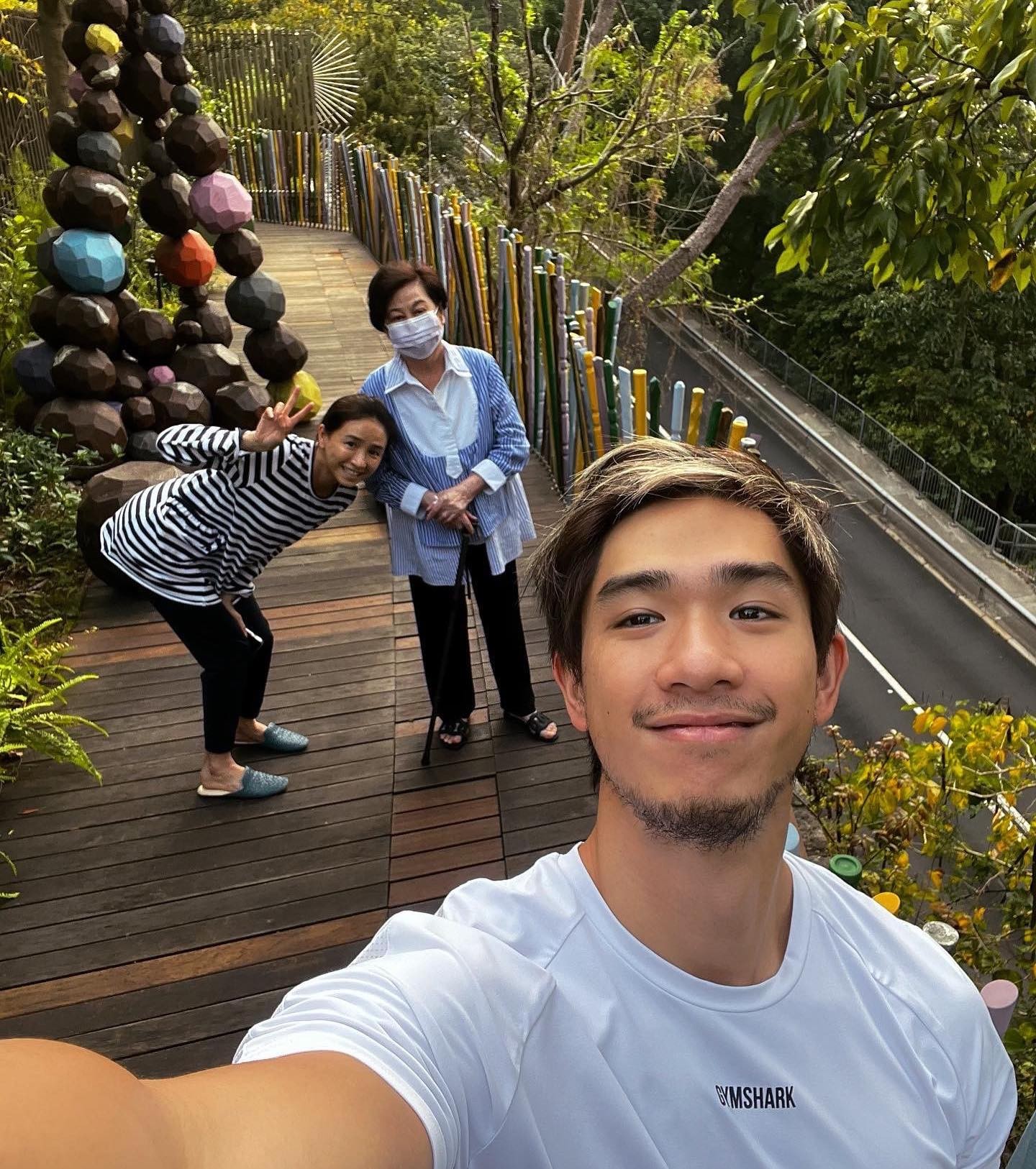 54歲吳婉芳素顏上陣,同少女差別並不大!