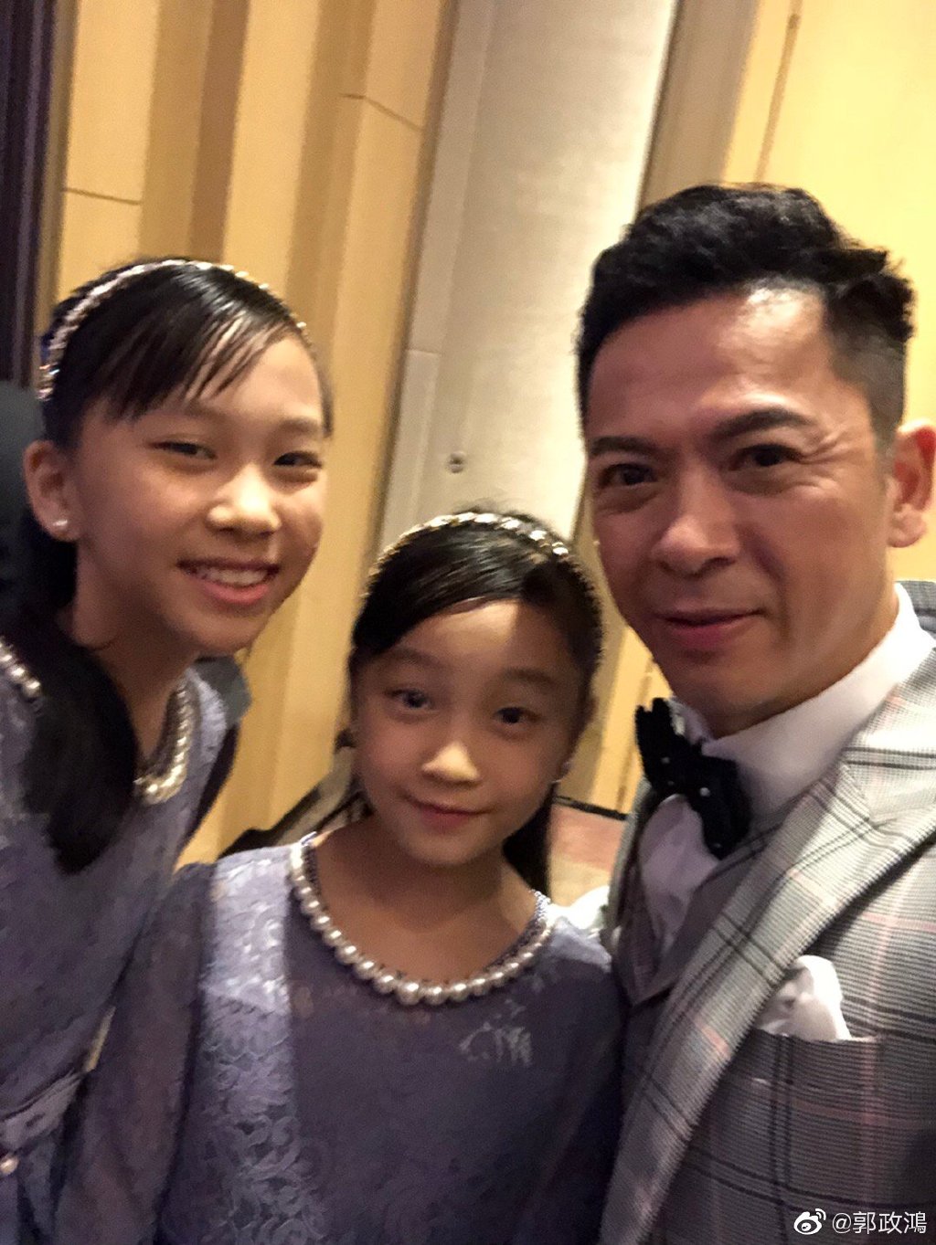 郭政鴻經常帶兩個囡囡參加朋友的結婚派對,兩個囡囡身穿同款連身裙,猶如雙胞胎。