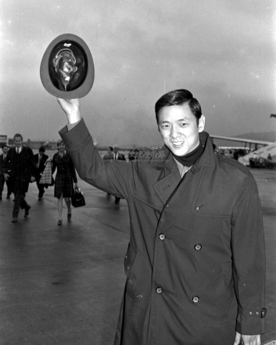 王羽年輕時英姿颯爽，有過幾段風流史，曾經同大美人林青霞有過一段情，亦曾同林鳳嬌、崔苔菁等女星傳過緋聞。