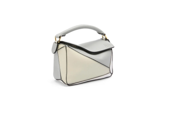 LOEWE的細緻工法與柔軟皮質一向令人陶醉,新款以帶著奶油色澤的霧灰色互相拼貼。