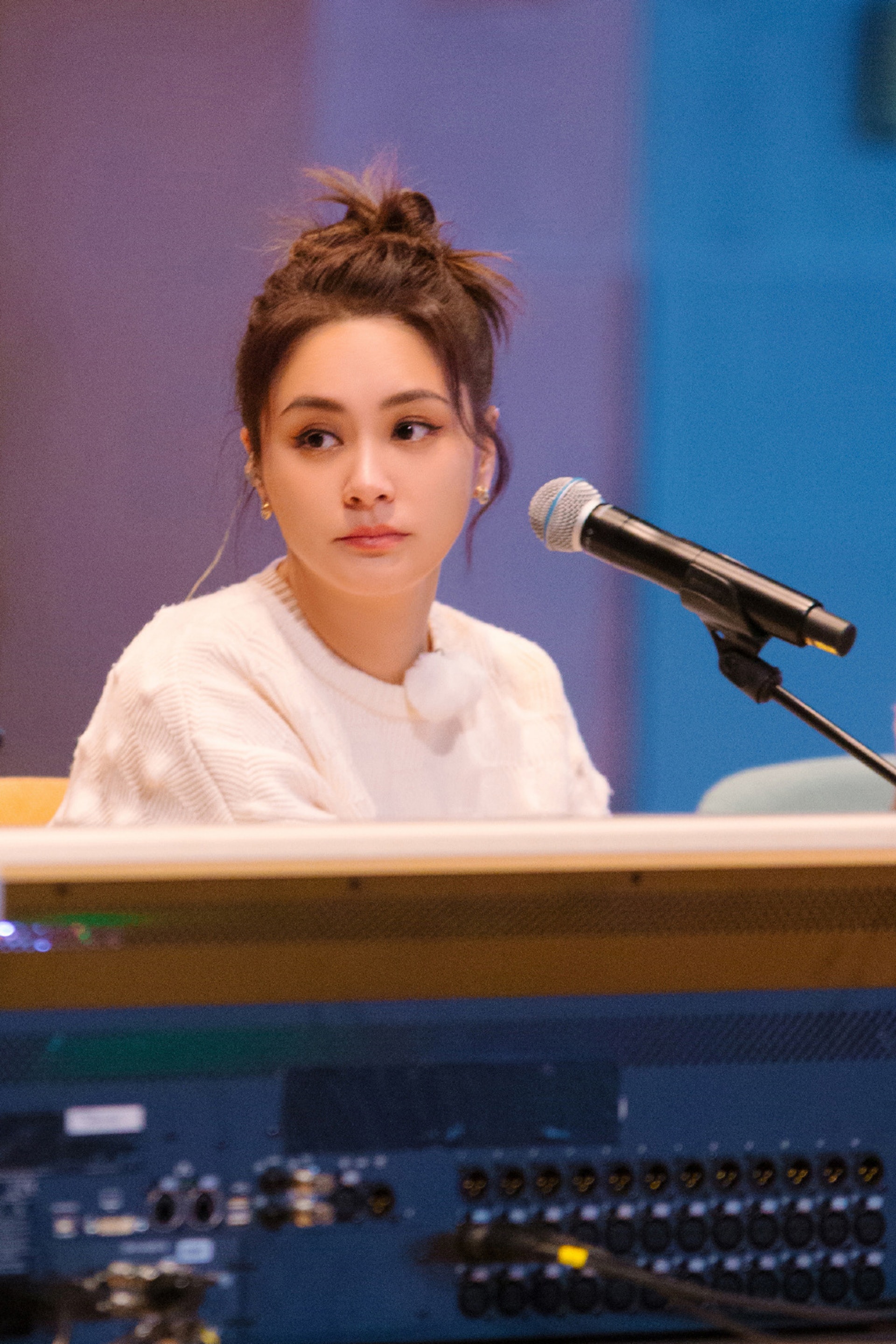 至於伴侶之間相處,阿嬌就表示自己不會Check另一半的電話或任何物品