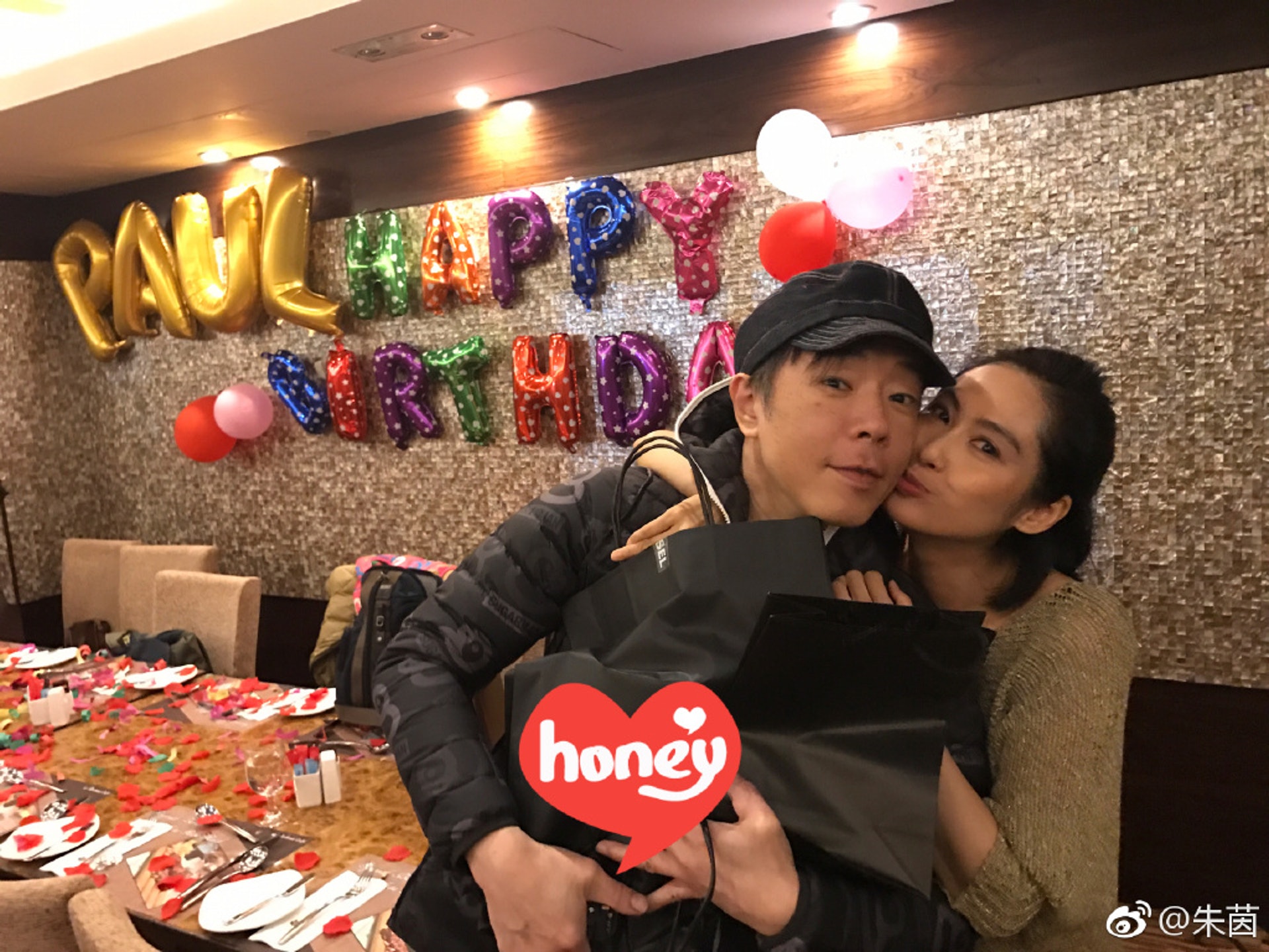 朱茵同阿Paul從不掩藏夫妻愛意，經常公開放閃。