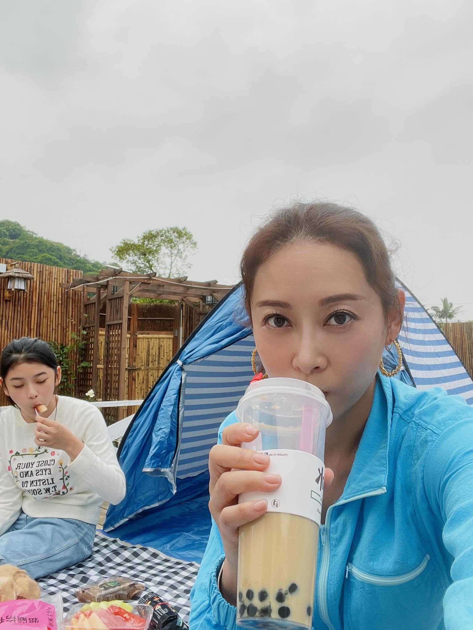 楊卓娜趁著不用開工的日子與囡囡豹豹及未婚夫在自家農場一起野餐。
