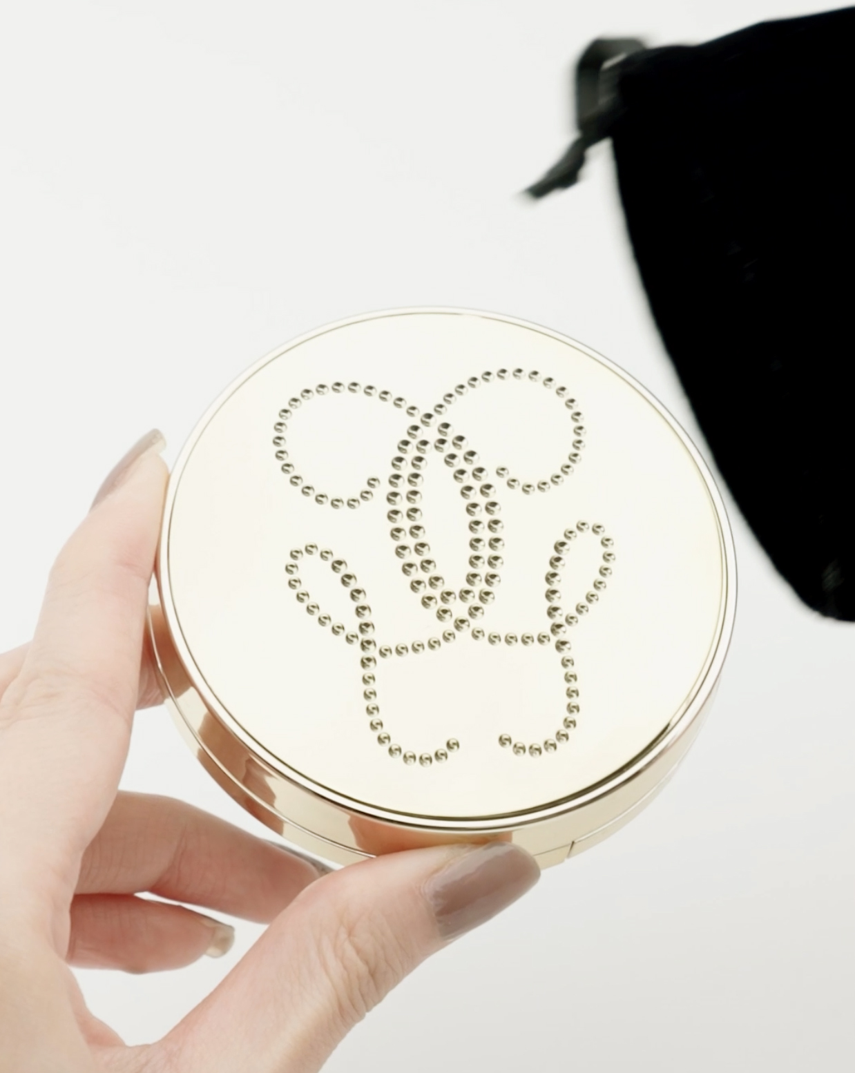 GUERLAIN新推出的氣墊粉底,包裝用上的金色設計,雙C字樣的粉盒蓋體現出奢華簡約風格