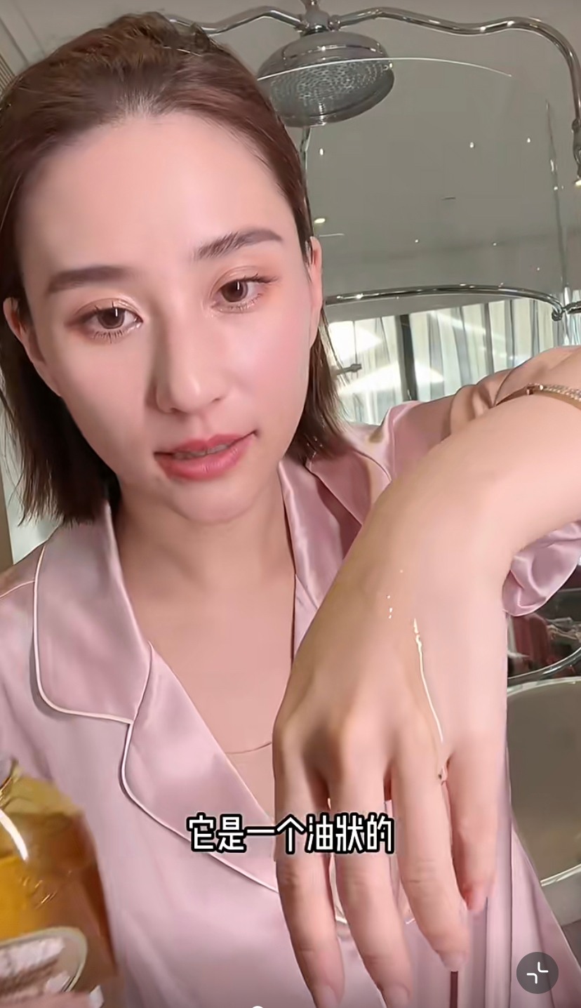 何超蓮提倡除了面部要用油護理外，身體也需要以油養膚。