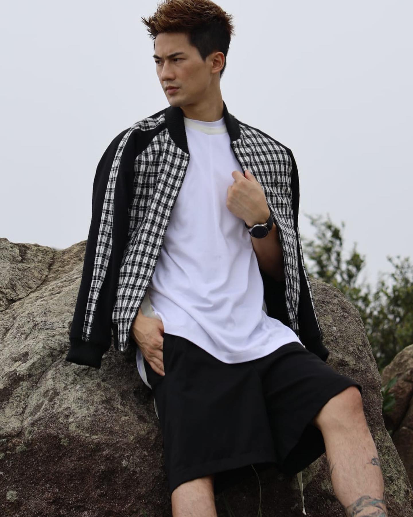 熱愛幕前幕後工作的郭子豪後來報讀演藝學院的導演課程，並開設製作公司