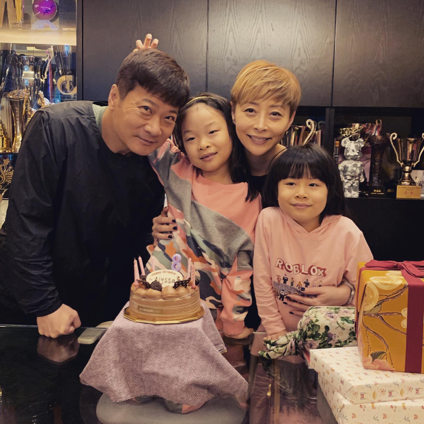 湯盈盈錢嘉樂現在一家四口非常幸福。