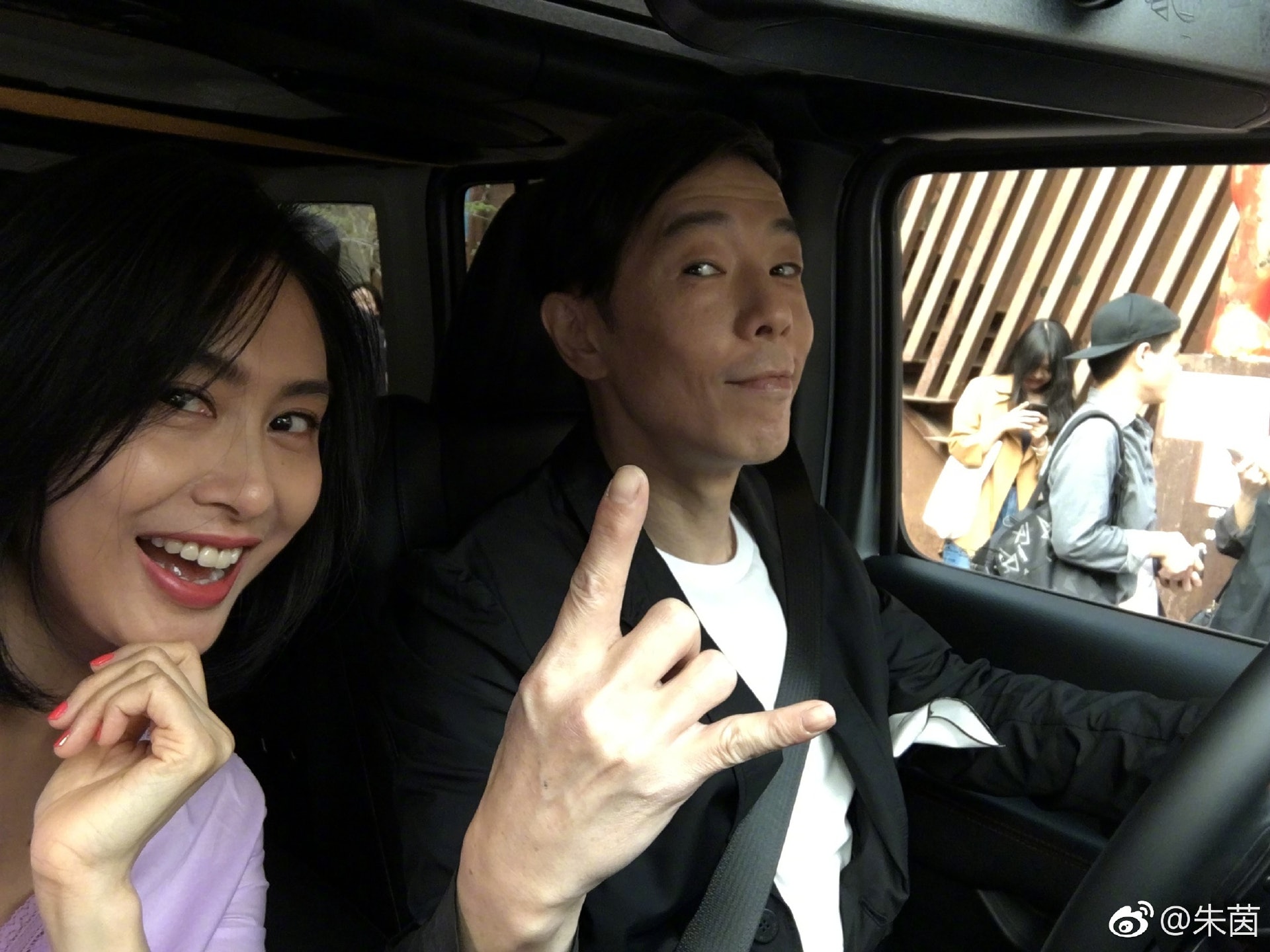 朱茵本身有很多追求者，但最終情定阿Paul，皆因阿Paul態度真誠而打動了她。