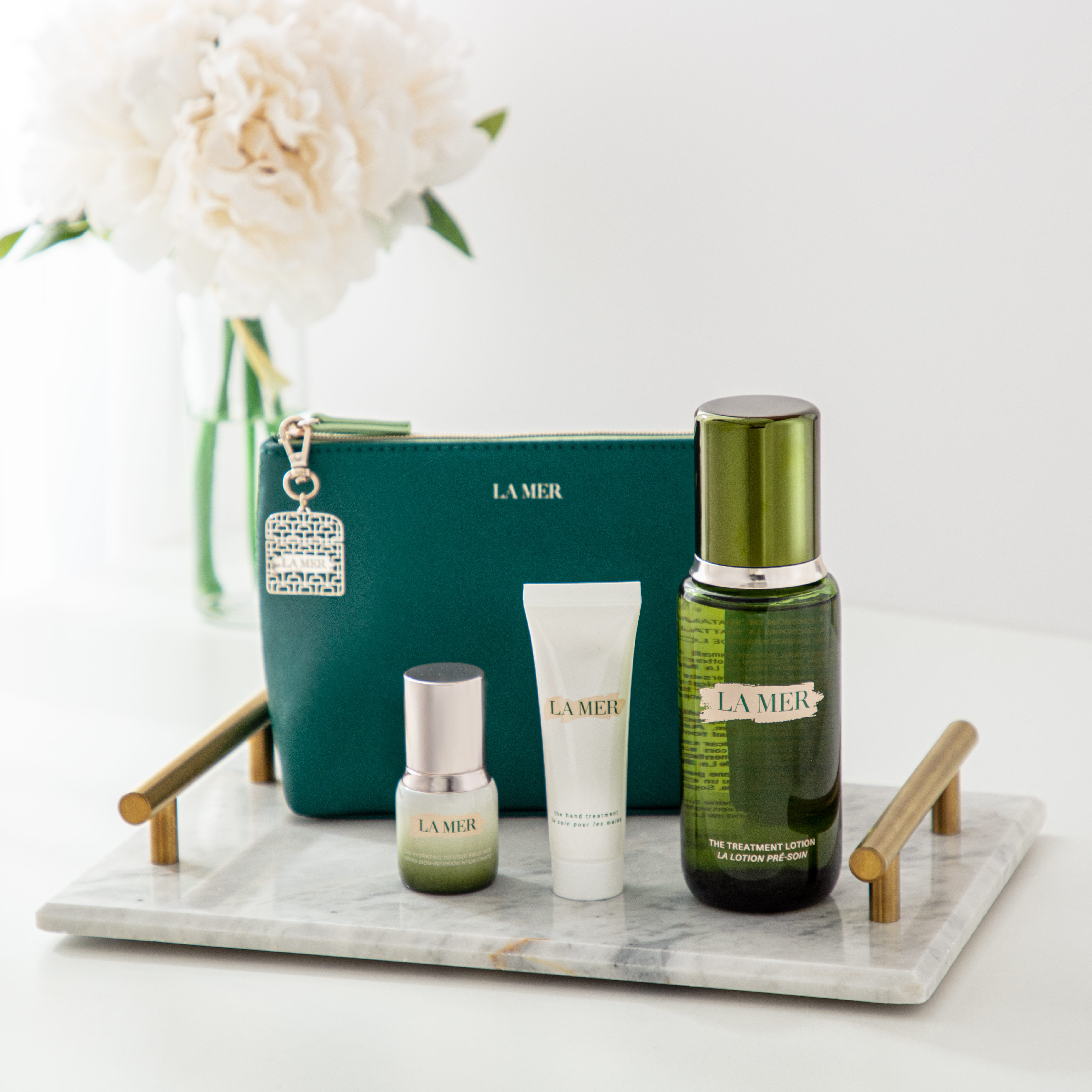 「The New Advanced Treatment Lotion Set 全新昇華版肌底修護液套裝」 包括全新昇華版 The New Advanced Treatment Lotion 肌底修護液 150ml、The Hydrating Infused Emulsion 水潤保濕乳液 15ml，以及 The Hand Treatment 護手霜 30ml。