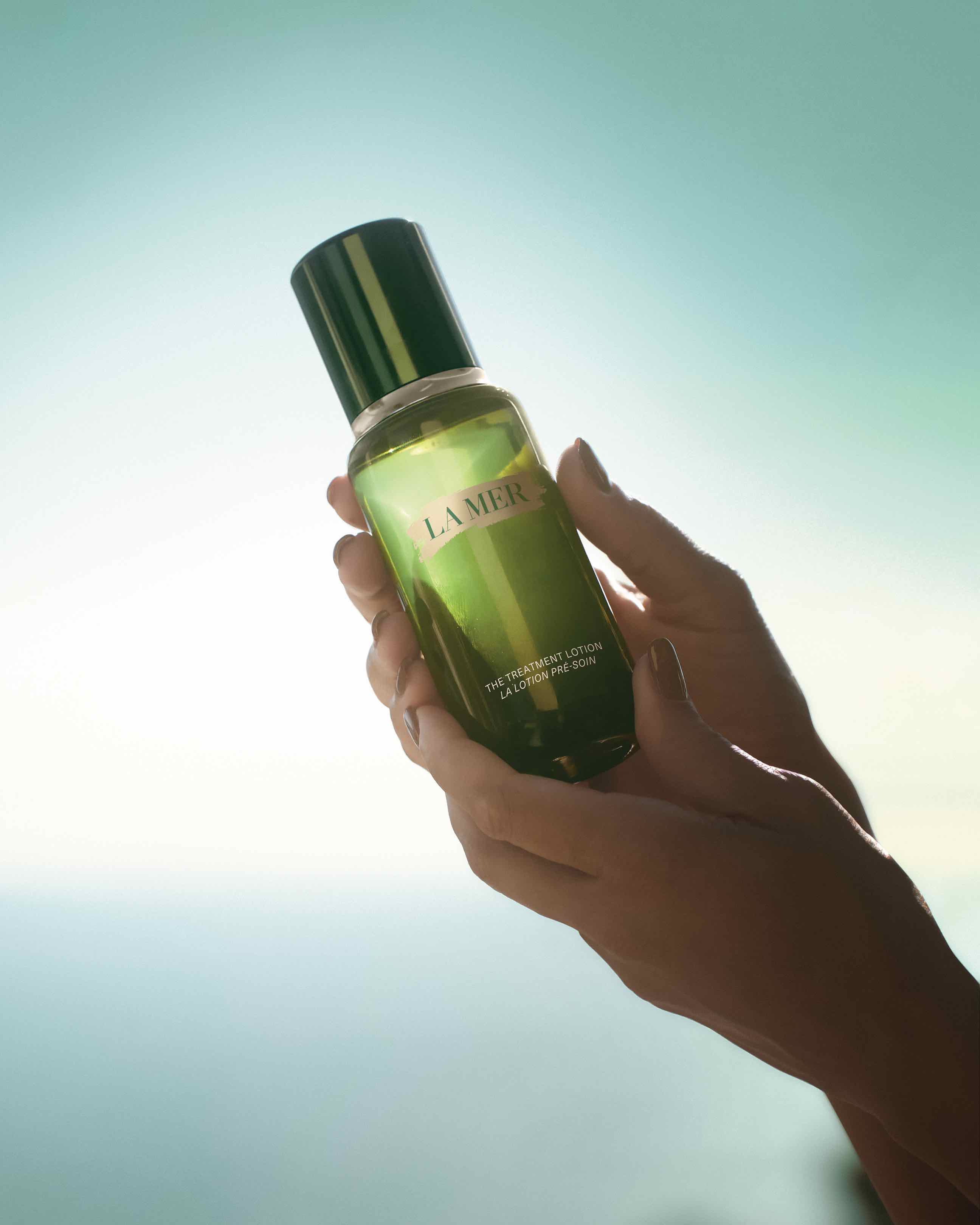 全新昇華版 The New Advanced Treatment Lotion 肌底修護液蘊含比以往更高濃度的 Miracle Broth™ 活膚精華，更有效修復青春，凍齡活膚。