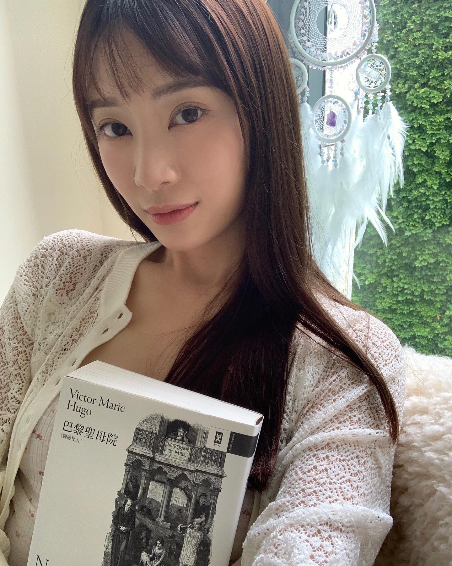 現年29歲的葉蒨文與陳奕迅是校友。