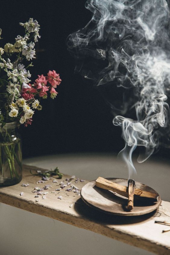 如希望潔淨整個房間,則只需置於容器上讓聖木淨化能量即可