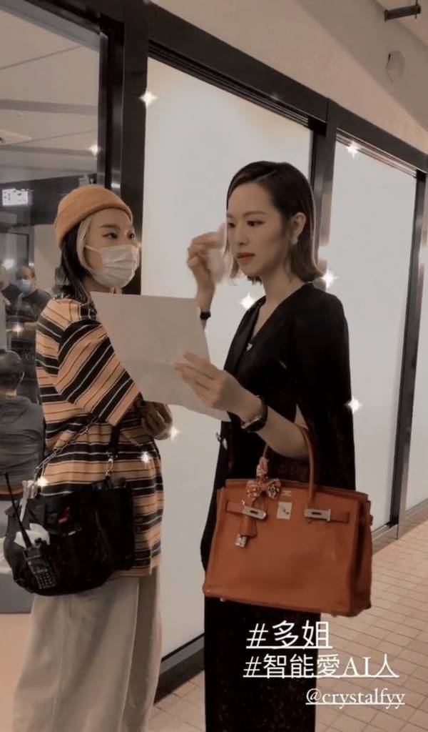 馮盈盈曾在工作花絮照片中,手提著橙紅色Hermès Birkin手袋。