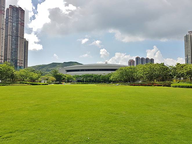 將軍澳單車館公園有一大片草地可供野餐之用。