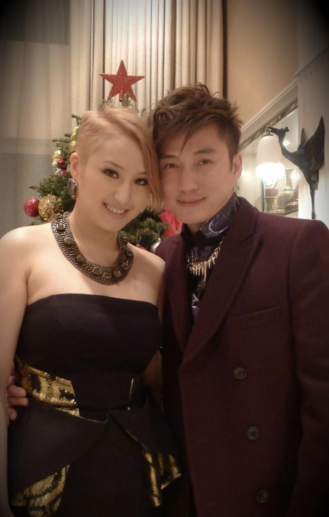 陳山聰不時陪伴何超雲出席眾多品牌活動和出外旅遊,更不時陪同女方出席家庭飯局。