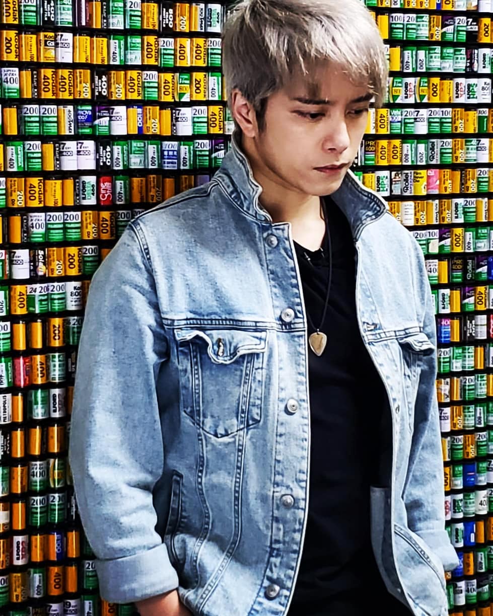 張彥博是繼父為親生父親。