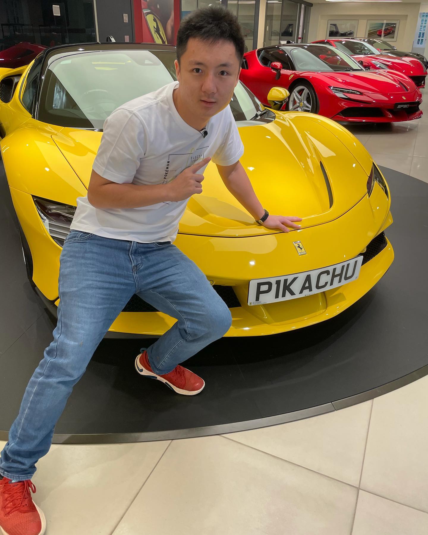 有指鍾培生與不少女生有曖昧關係。