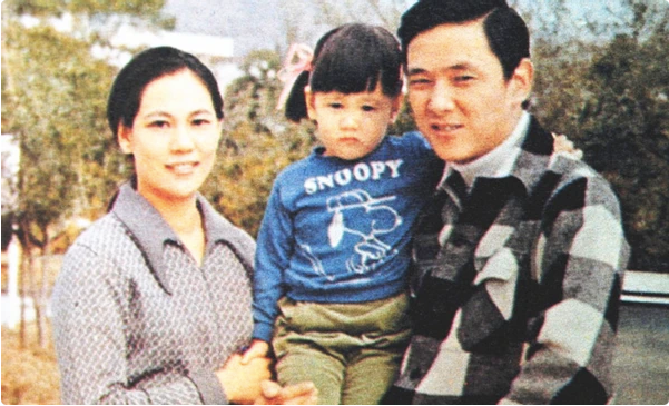 王羽的第一任妻子是曾江胞妹、有「學生情人」之稱的已故演員林翠。