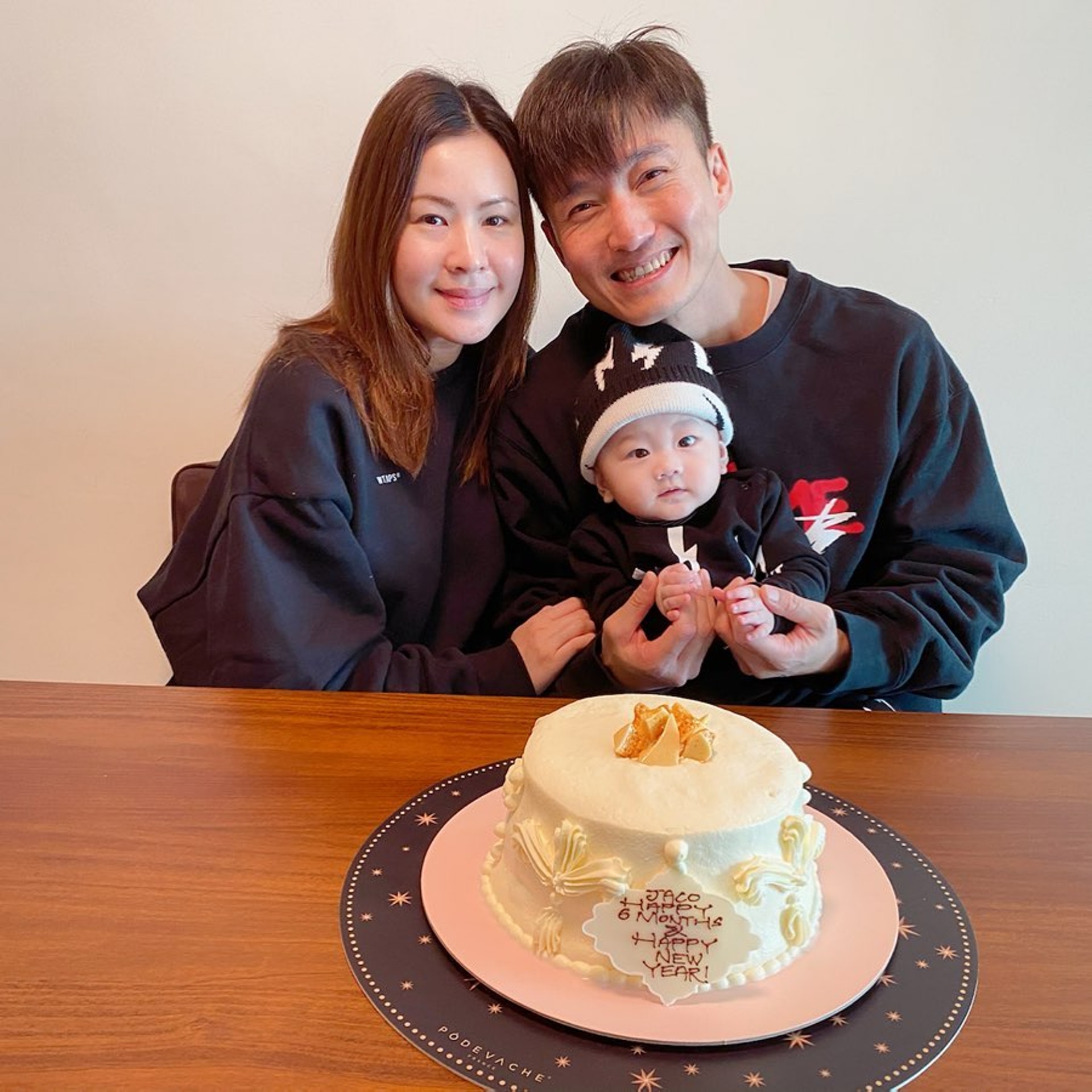 拍拖初期,太太為了讓陳山聰可以專心工作而要求別公開戀情,希望低調處理彼此的感情狀況。