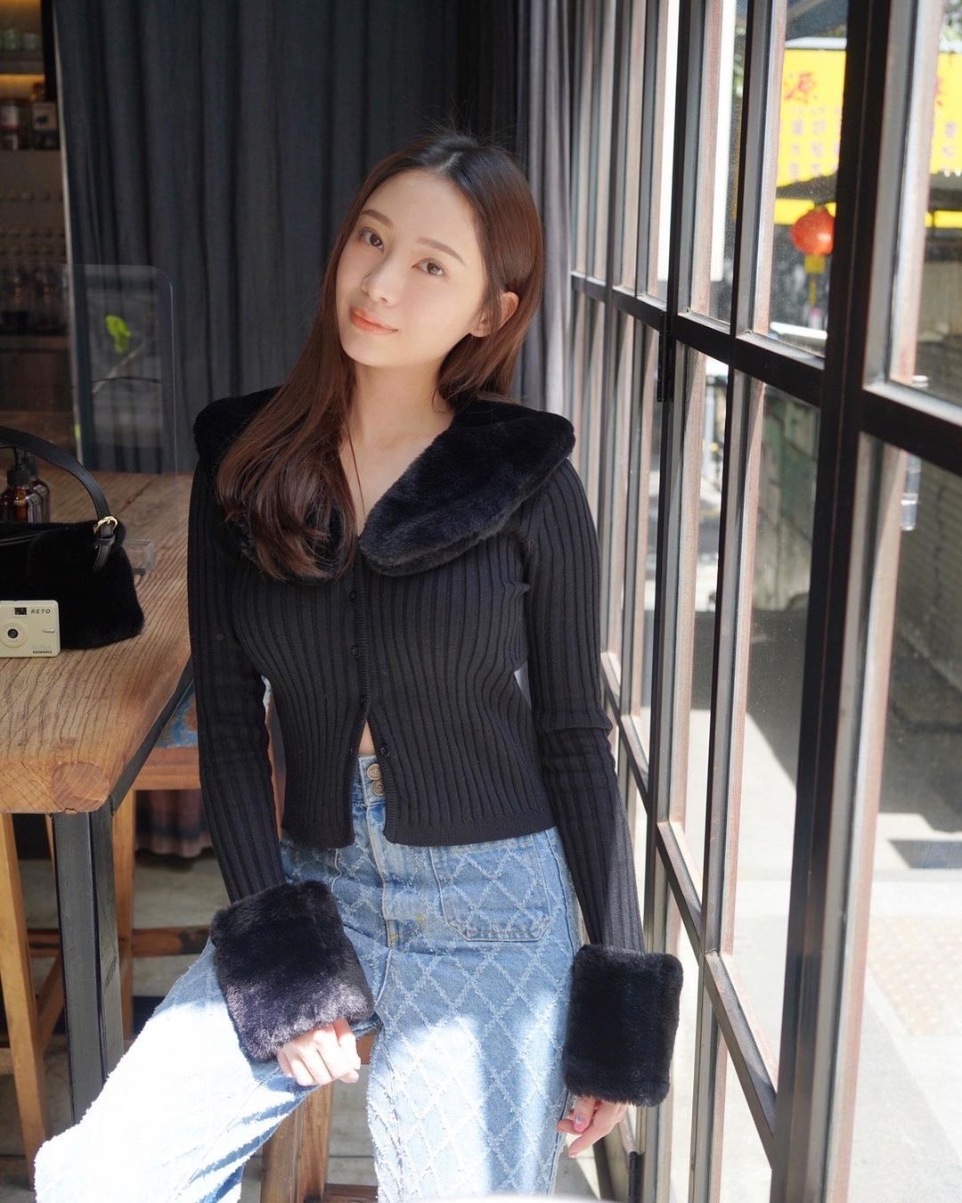 有指袁嘉敏不滿鍾培生近日同「島大Candy」葉蒨文（Sophie）過從甚密，因愛成恨而爆出一連串事件。