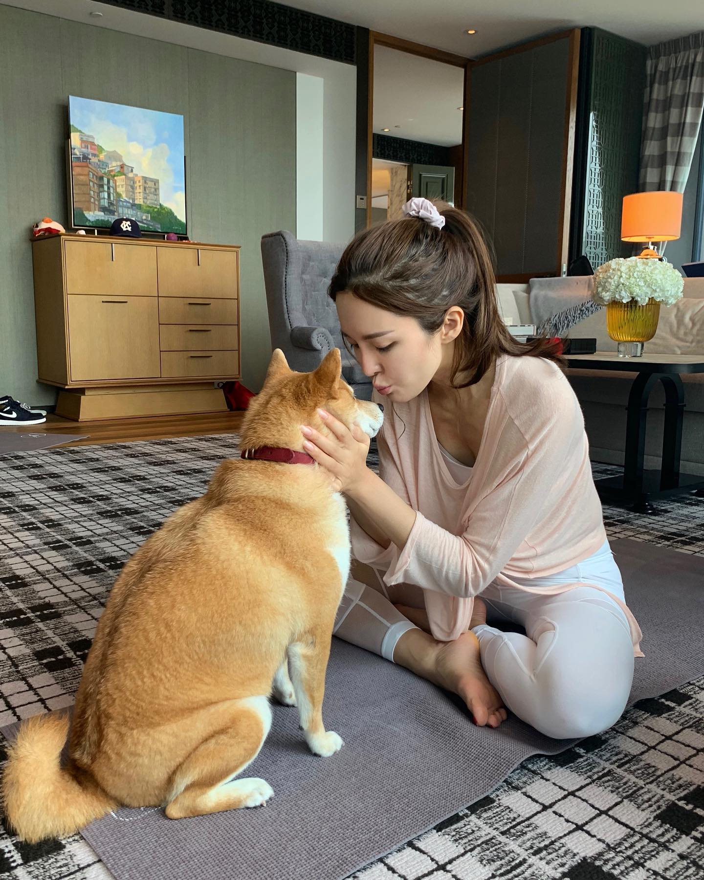 張曦雯同愛犬一齊在家做運動。