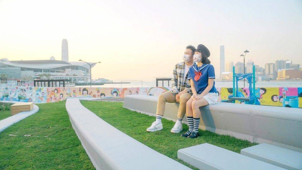 灣仔海濱長廊為全港最長維港海濱長廊,場地主要以草地為主,亦設有多個涼亭、桌椅和觀景小丘。