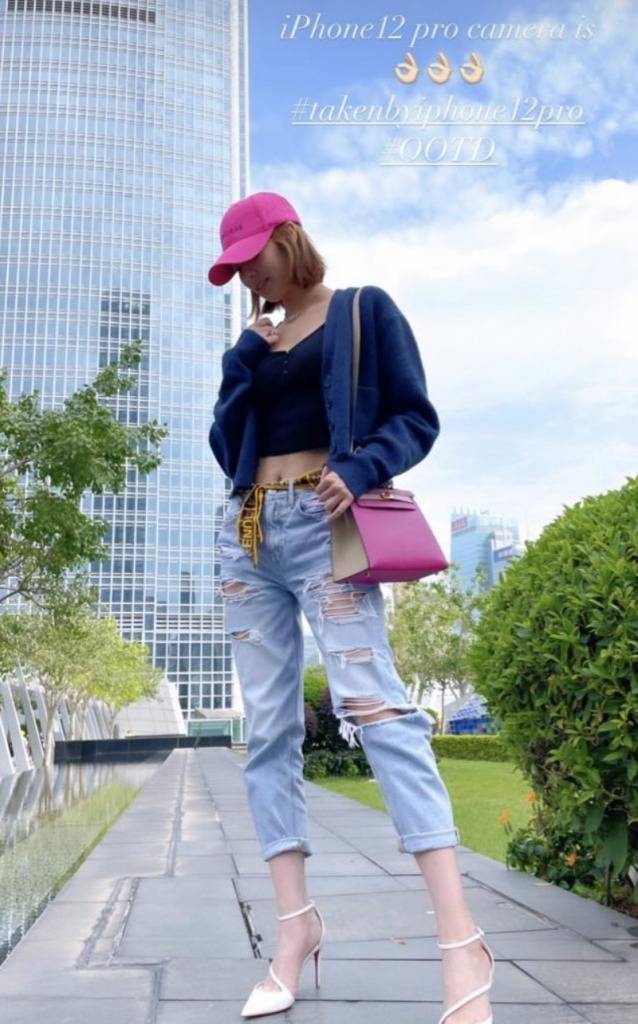 馮盈盈曾在社交平台曬出背著價值20萬Hermès Kelly拼色粉白款手袋,據悉是VIP才能訂製。
