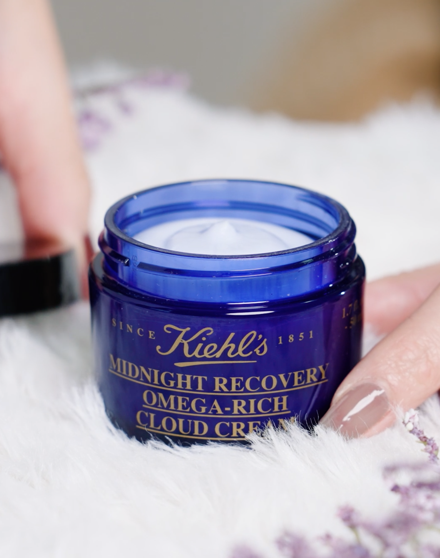 Kiehl’s 深夜奇蹟修復雲朵面霜輕柔的雲朵質感配合薰衣草香氣,非常適合睡前使用