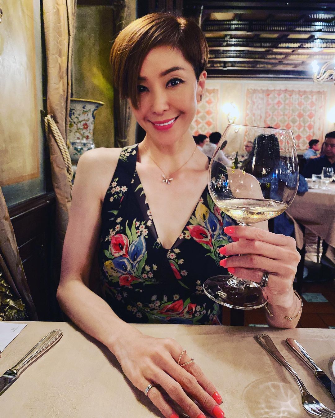 伍詠薇前半生可說是非常戲劇化