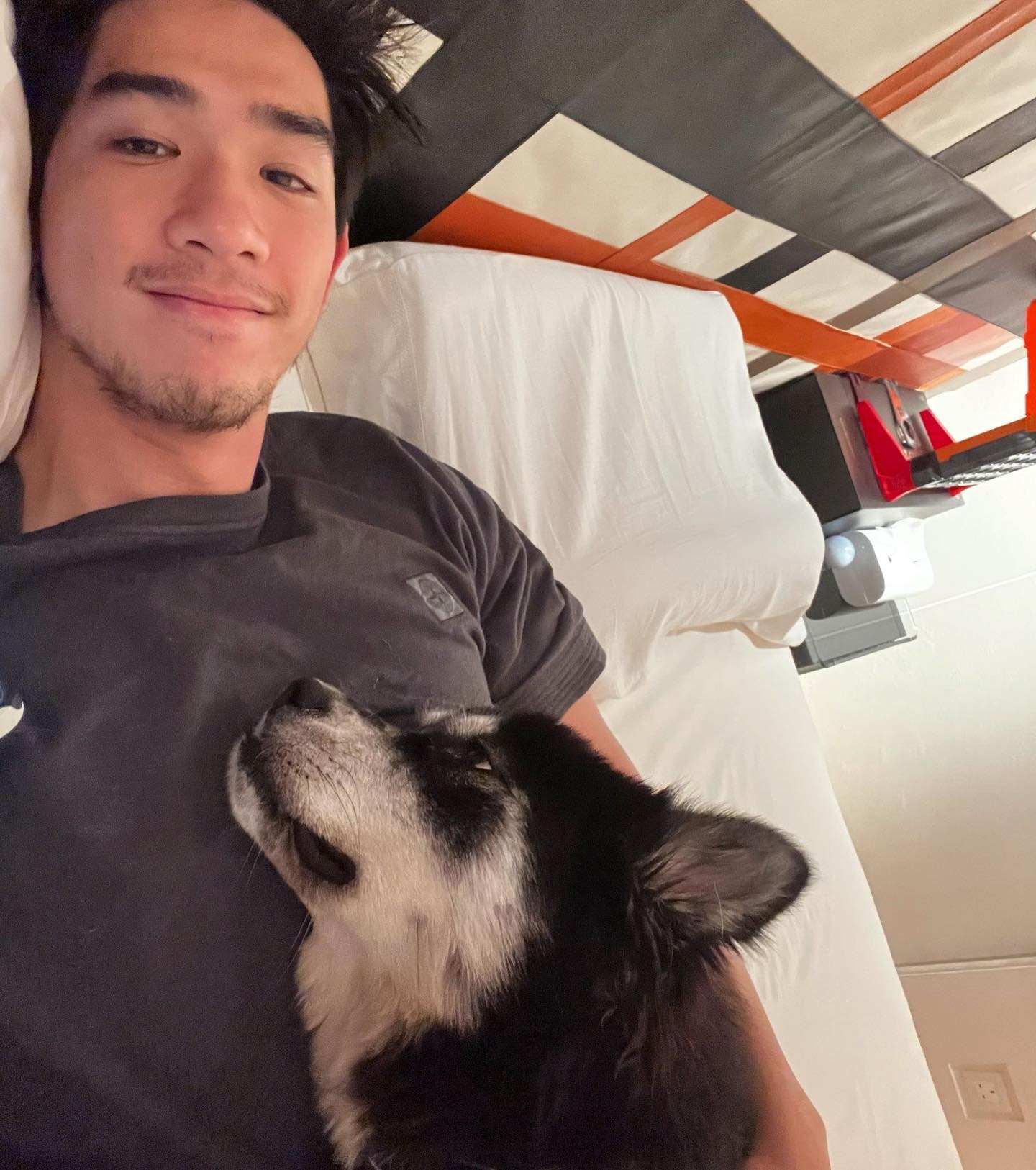 胡智同亦分享了睡房自拍,攬住愛犬睡覺。