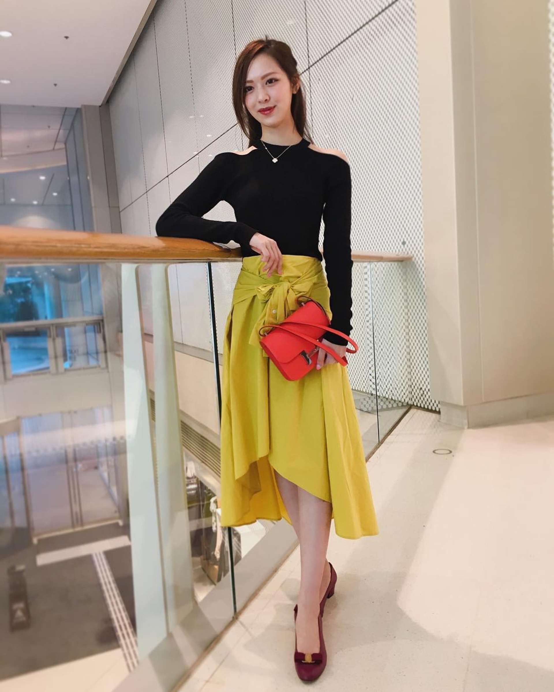 馮盈盈曾與麥玲玲出席樂易玲飯局時孭了Hermès Constance斜揹袋。