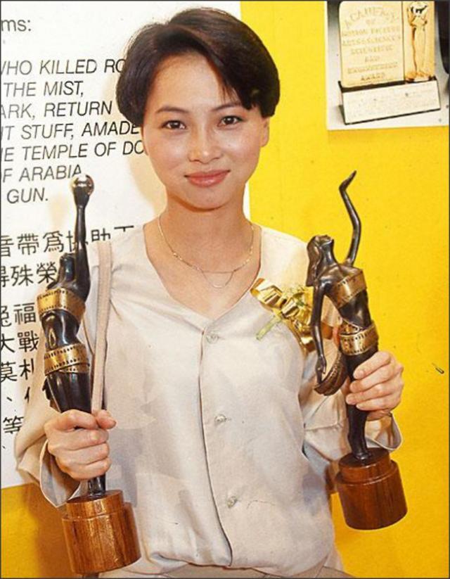 90出道就以電影《廟街皇后》榮獲香港金像獎最佳女配角獎和最佳新人獎,