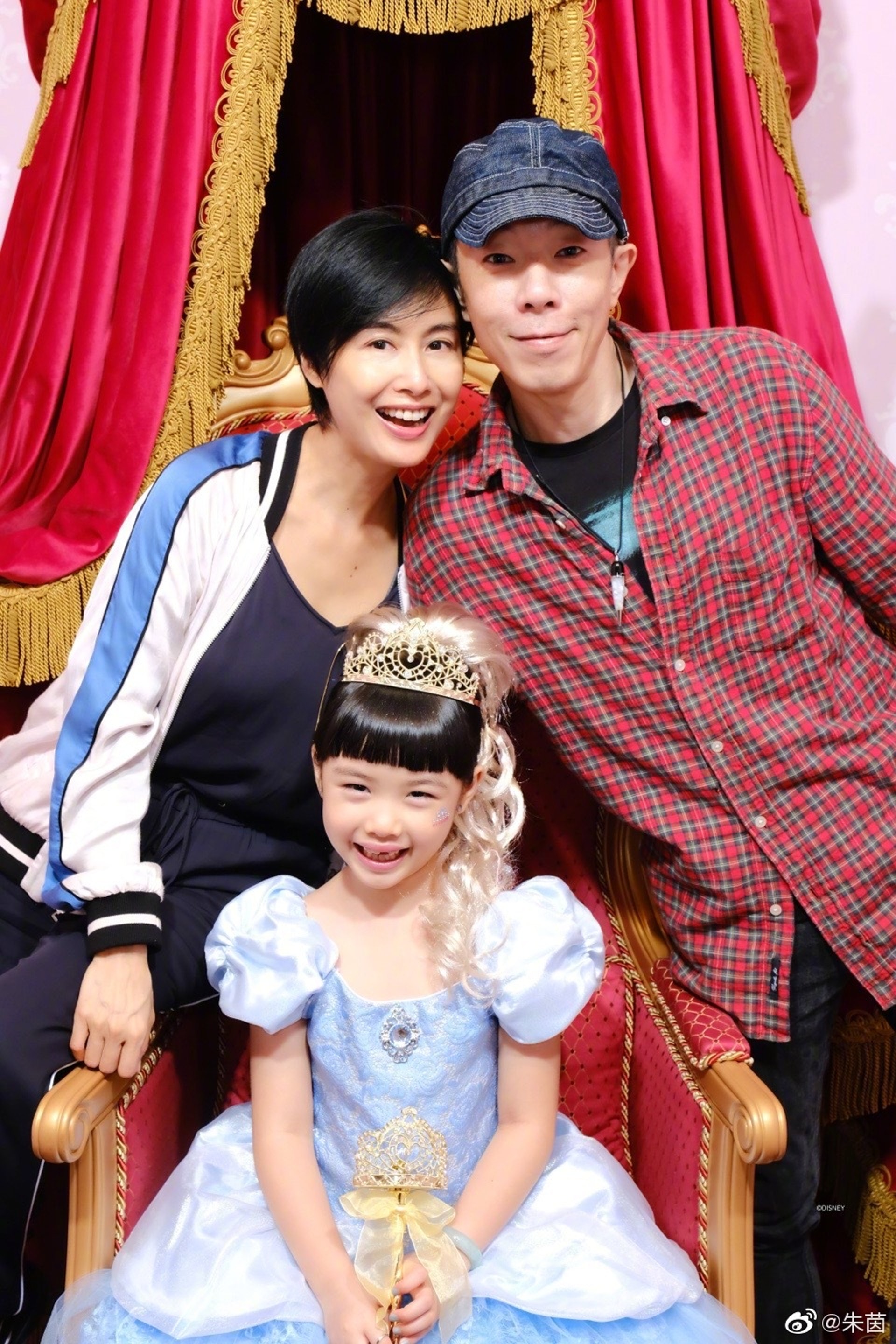 朱茵與黃貫中育有一女。