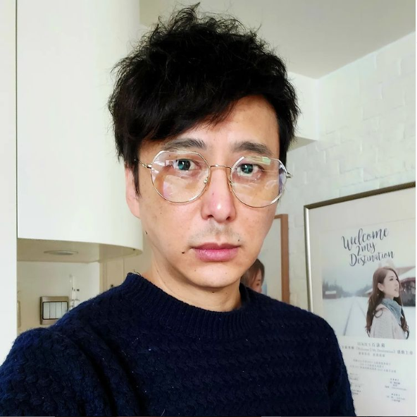 鄧健泓在陳敏之的節目《Chi Chat》中自爆曾背住女友而被鬧。