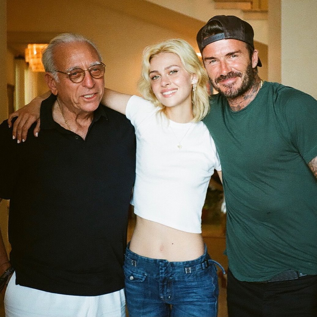 Nicola Peltz與父親Nelson Peltz及碧咸(David Beckham)合照