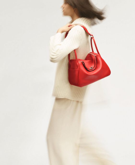 Hermès Lindy可以肩背。