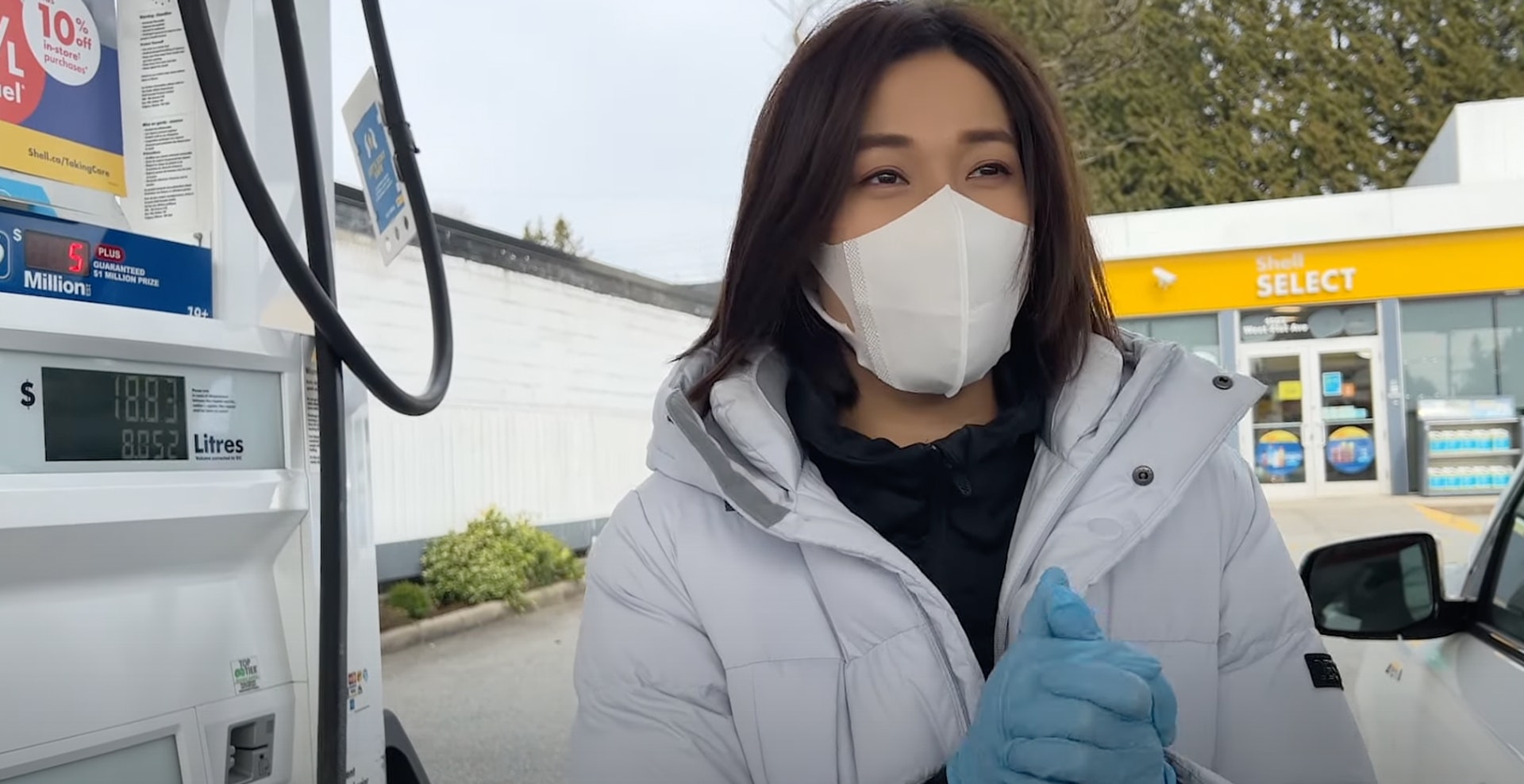 片中嘉欣先揸車到郊外地方,然後談及第三度懷孕心路歷程。