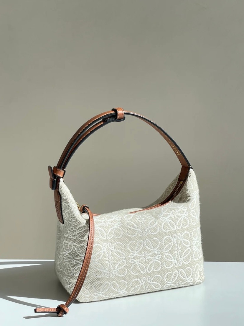 選用Anagram刺繡帆布配牛皮肩帶
