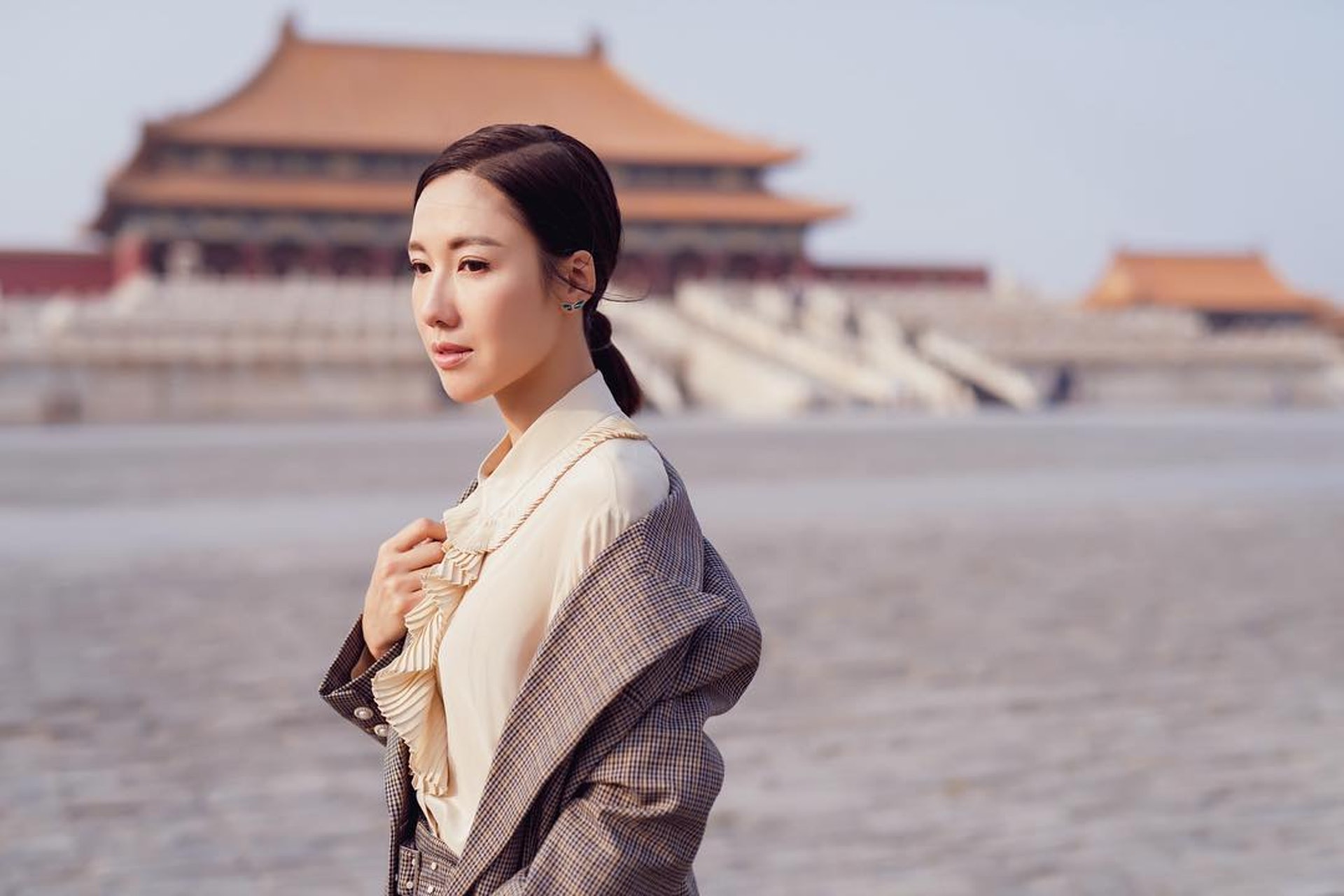 李施嬅在7歲時隨家人移民到加拿大,2003年回港參選港姐,並奪得「最上鏡小姐」及「才藝小姐」獎項。