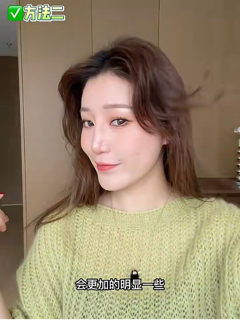 搭配波浪捲髮有助顯瘦。