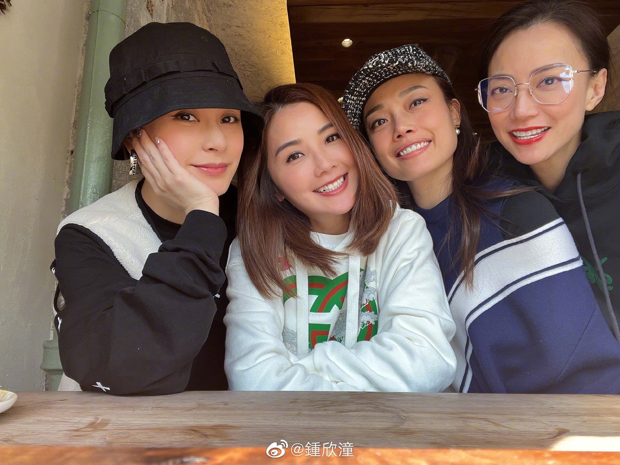 鍾欣潼(阿嬌)與好友合照