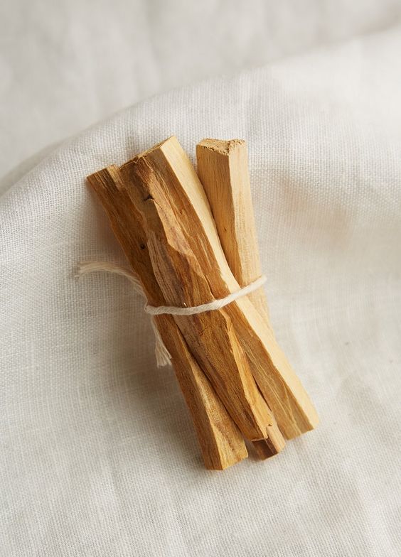 秘魯聖木英文名字為Holy Wood或Palo Santo,古代命名的意思為「聖徒之木」