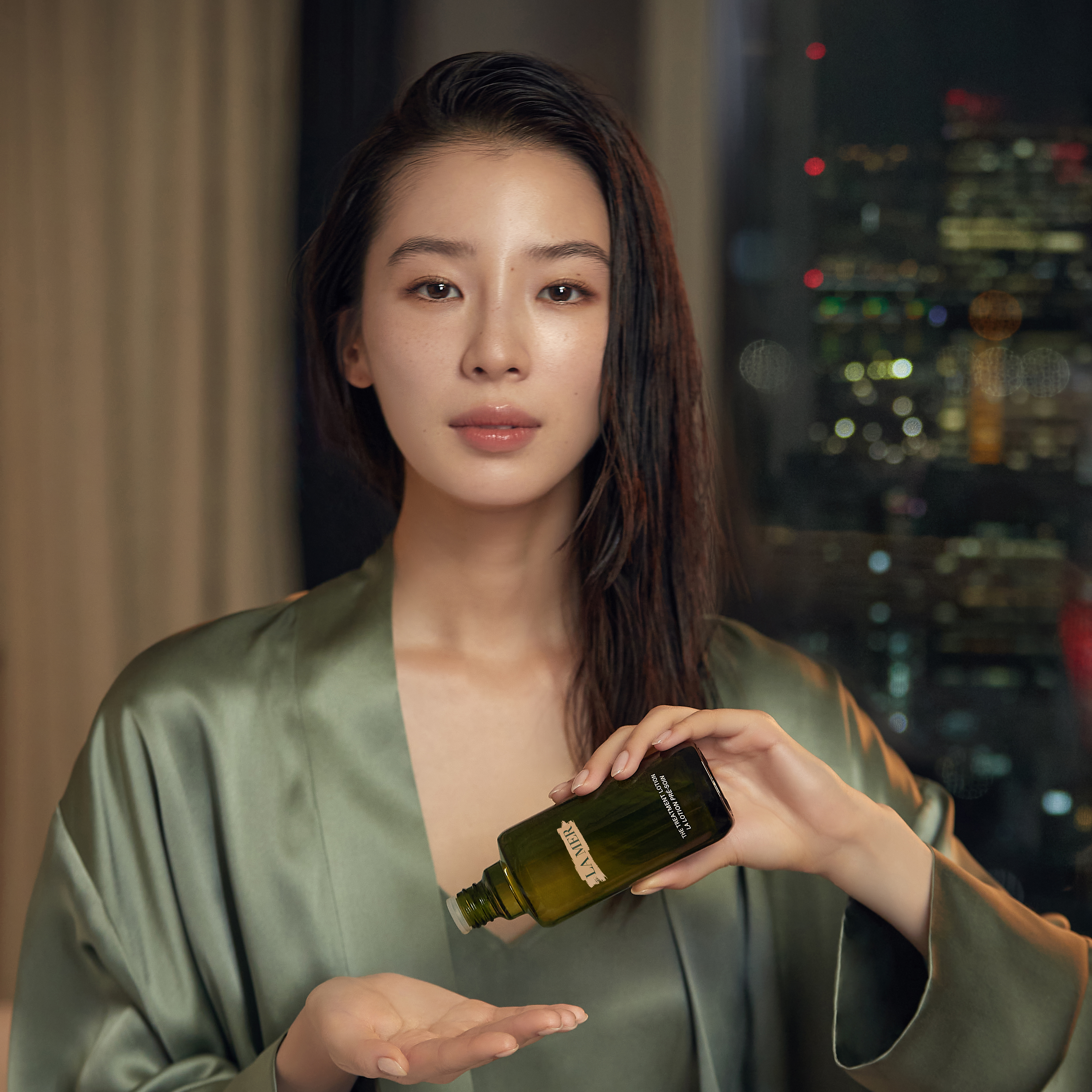 Irene 認為「年齡只是一個數字，沒有什麼是努力無法做到。」為保持零毛孔緊緻肌，她每天都很勤力保養，而全新昇華版肌底修護液就是她每天早晚都要用的凍齡好物。