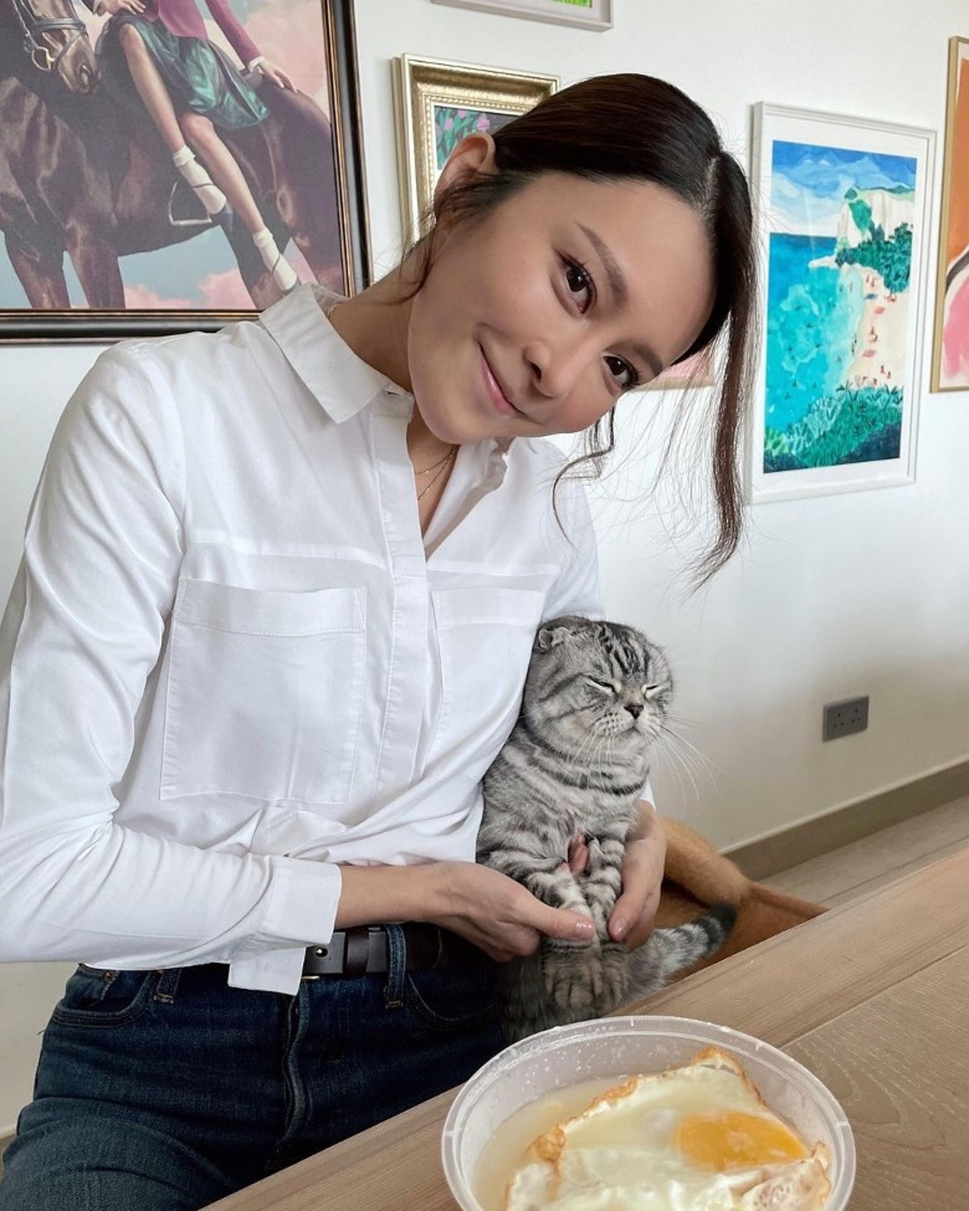 張曦雯家中的牆上掛滿了畫作，充滿藝術和時尚氣息。