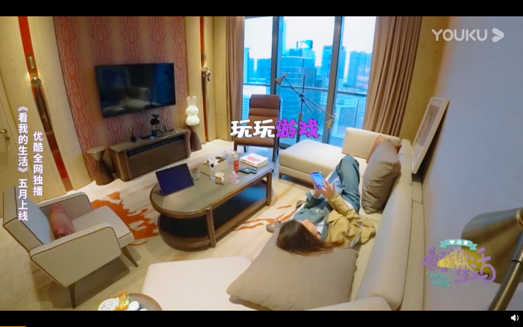 客廳設有露台,可飽覽尖沙咀繁華夜景。