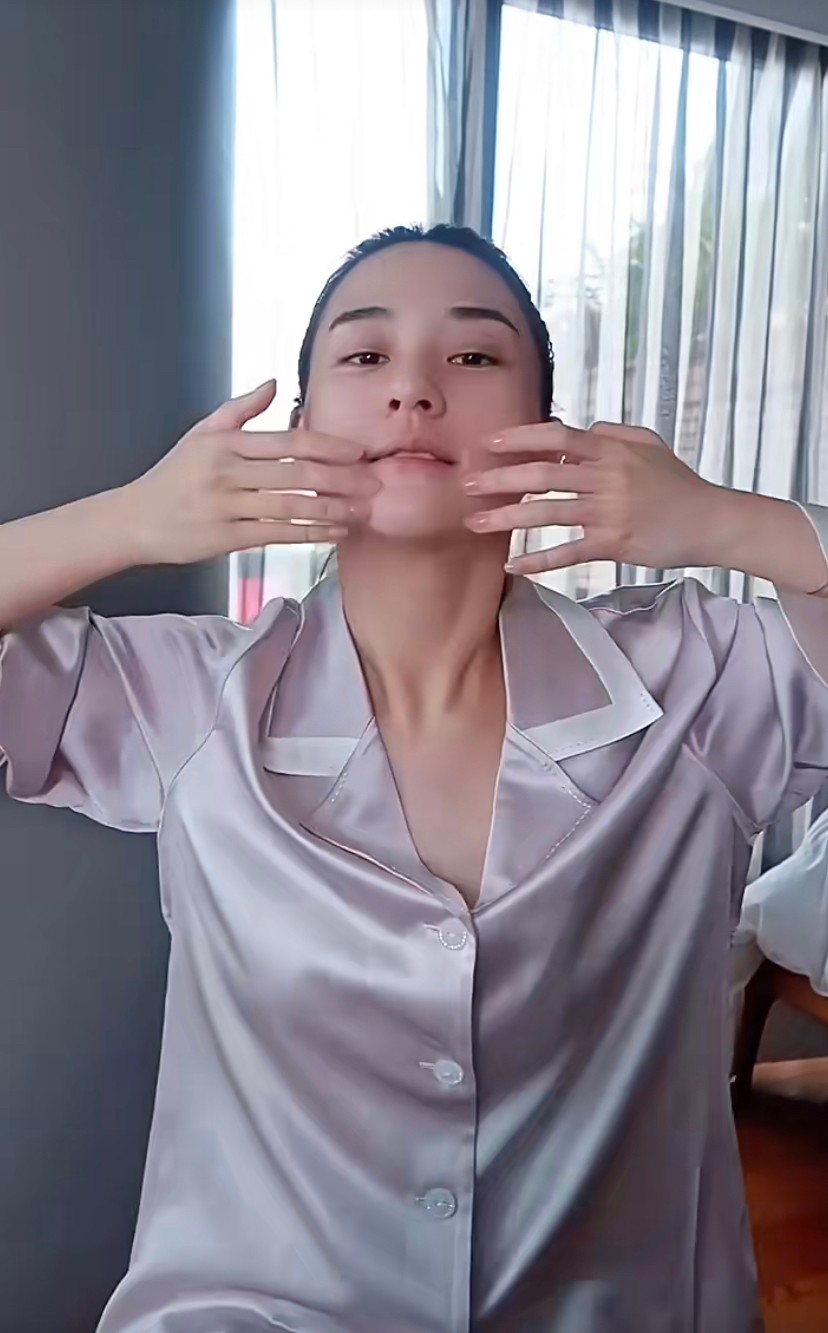 先把精油滴在手上搓開，然後把精油輕壓在臉上，再由下巴開始向上以彈指手法輕按臉部。