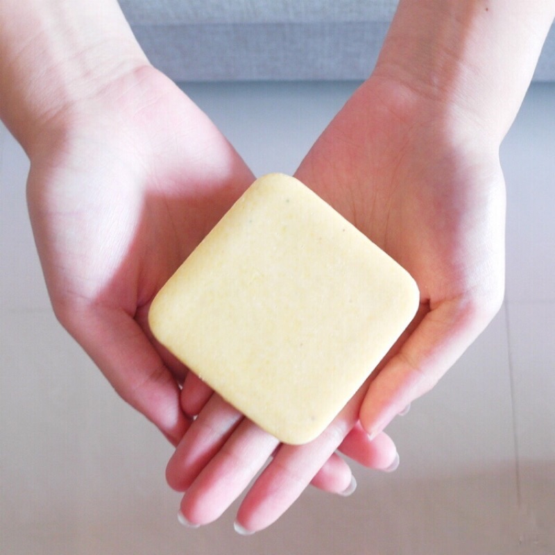 洗面皂添加了皂鹼成分，有很強的去脂力和去污力，達到潔膚又保濕的效果。