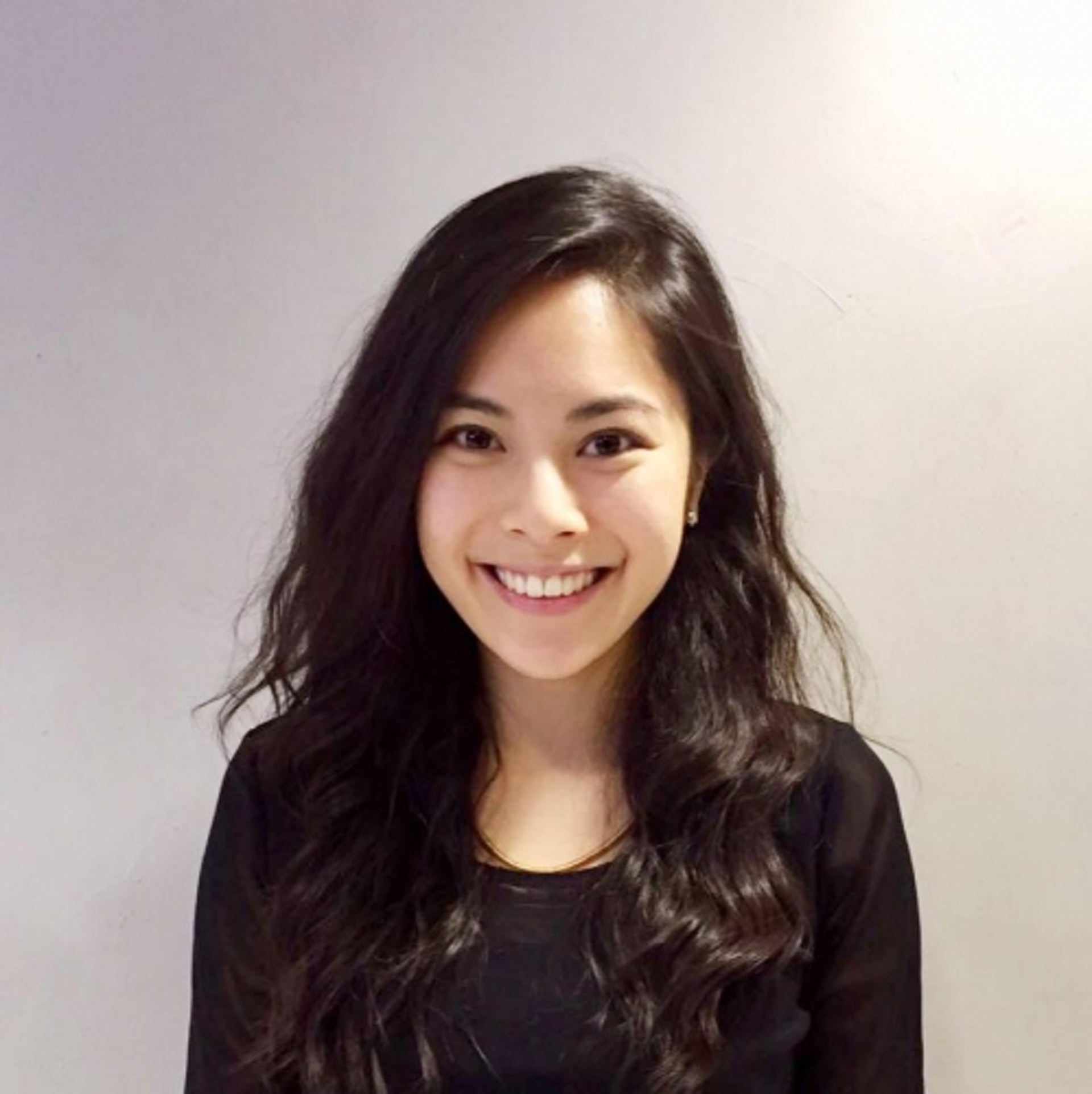 本身是一名舞台劇演員的黃婉華出演過不少舞台劇及微電影