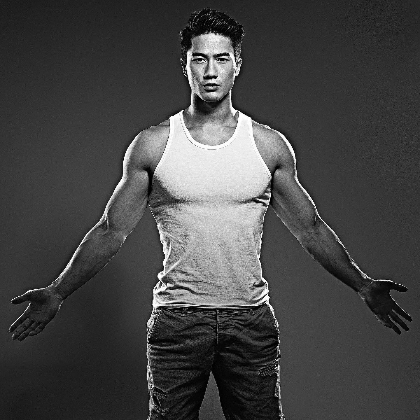 郭子豪憑著意志練出健碩身形，擁47吋胸肌。