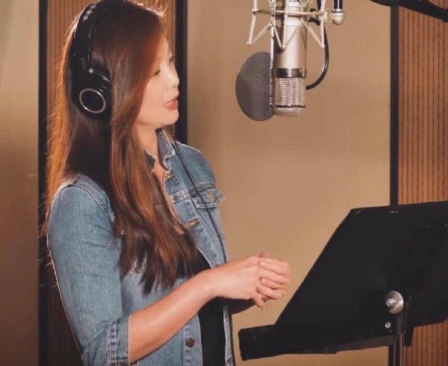 王羽與第一任妻子林翠所生的大女兒王馨平是玉女歌手。